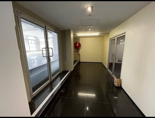 1,030M² BUSINESS TO LET IN WOODSTOCK